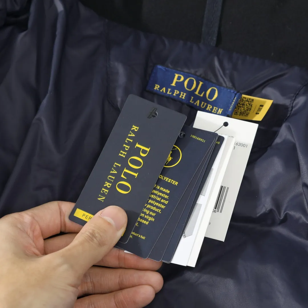 P680 #R58 Ralph Lauren/Ralph Lauren classic new down jacket jacket with detachable hood extra thick plush down jacket men's top "Thousands of stitches of electric embroidery, the logo is like a work of art" The imported Barudan embroidery machine is used to carve the classic polo logo with precision electric embroidery technology. Each letter is full and three-dimensional, with clear details, making it the "most expensive embroidered logo" on the down jacket, highlighting its extraordinary status. "75% national standard high-quality white duck down, light and heat-locking" is filled with 75% high-quality white duck down, which is light and pressure-free, but has excellent warmth retention. After compression, it can quickly rebound and become fluffy, say goodbye to bloat, embrace unburdened warmth, and face the cold winter without timidity. "Technical fabrics that protect against cold and wind and rain" · Long-lasting fluffy and non-stiffening, consistent thermal performance · 400T high-density gallbladder + pinhole retraction technology, completely say goodbye to velvet · Windproof and waterproof matte fabric with adjustable hem, easy to deal with bad weather "Five colors come together to interpret diverse styles" · White: pure first snow, fresh and versatile · Black: classic without limits, calm and atmospheric · Navy blue: low-key and elegant, suitable for both business and leisure · Sky blue: bright and healing, brightening up dull winter days · Khaki: retro and gentle, the first choice for urban wanderers "The details are authentic, the texture is everywhere" The original electroplated YK zipper is smooth and durable, the detachable hood can be worn multiple times, and the original hangtag and washable label ensure authentic quality. The same design for men and women makes it easy to control whether it is used as a couple's outfit or to create personal style, making it an indispensable fashion equipment this winter.  Color: Black, Navy, Khaki, White, Sky Blue Size: S M L
